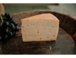 Brânză maturată cu ARDEI IUTE 100g
